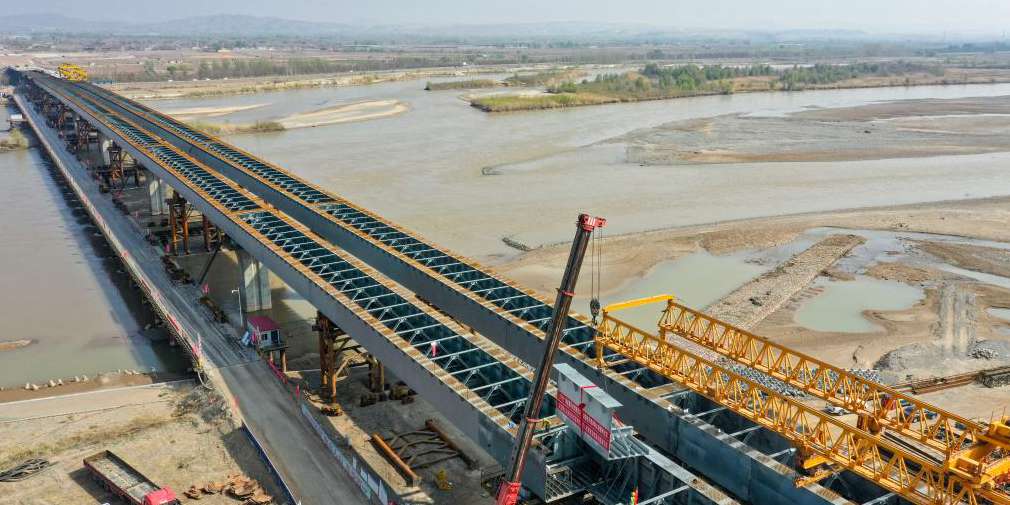 Ponte Zhenluo do Rio Amarelo da via expressa Wuhai-Maqin entra na fase final de construção