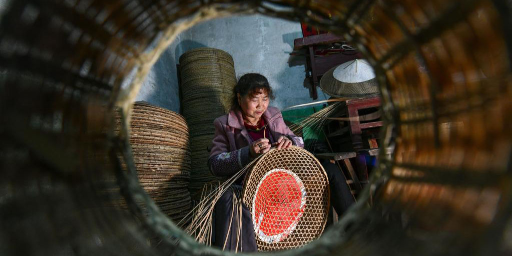 Distrito de Sansui impulsiona a indústria de fabricação de chapéus de bambu para aumentar renda dos moradores
