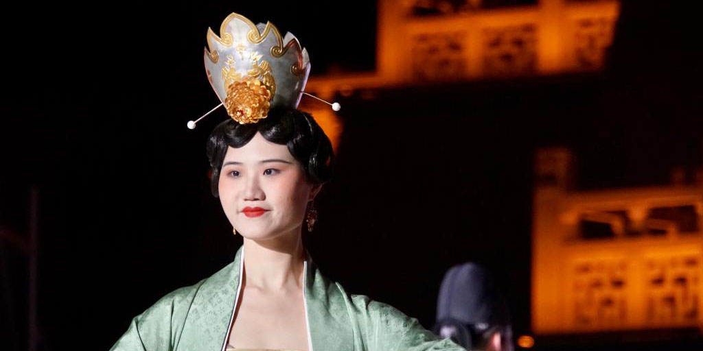 Evento cultural em Luoyang exibe antigos trajes chineses