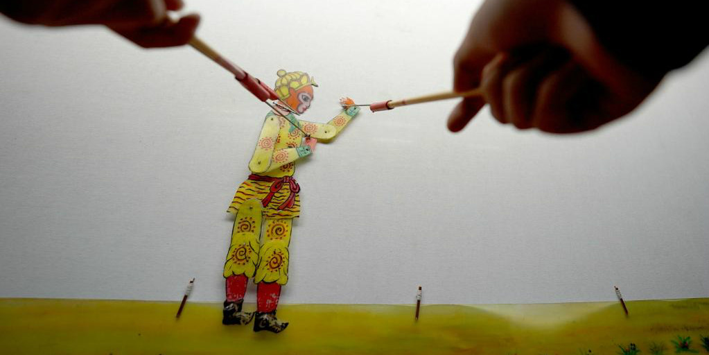 Artistas chineses apresentam tradicional teatro de sombras para alunos do ensino fundamental