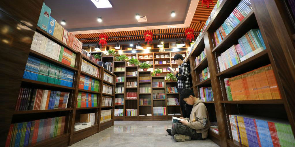 Pessoas leem livros no Dia Mundial do Livro no distrito de Longyao, província de Hebei