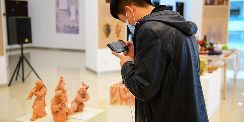 Exposição em Urumqi exibe artesanatos com características de Xinjiang