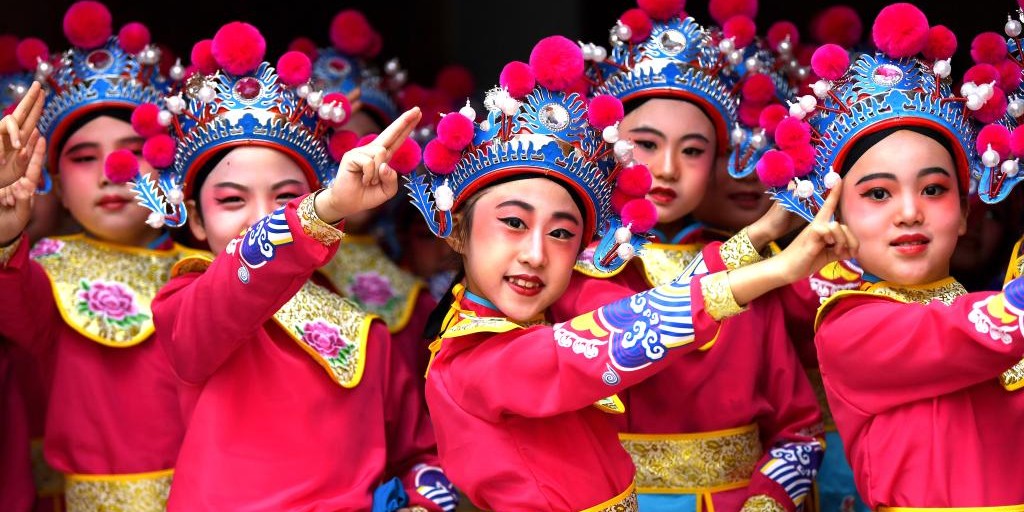 Escola primária em Xi'an cria ginástica leve com base em ópera chinesa para promover artes tradicionais