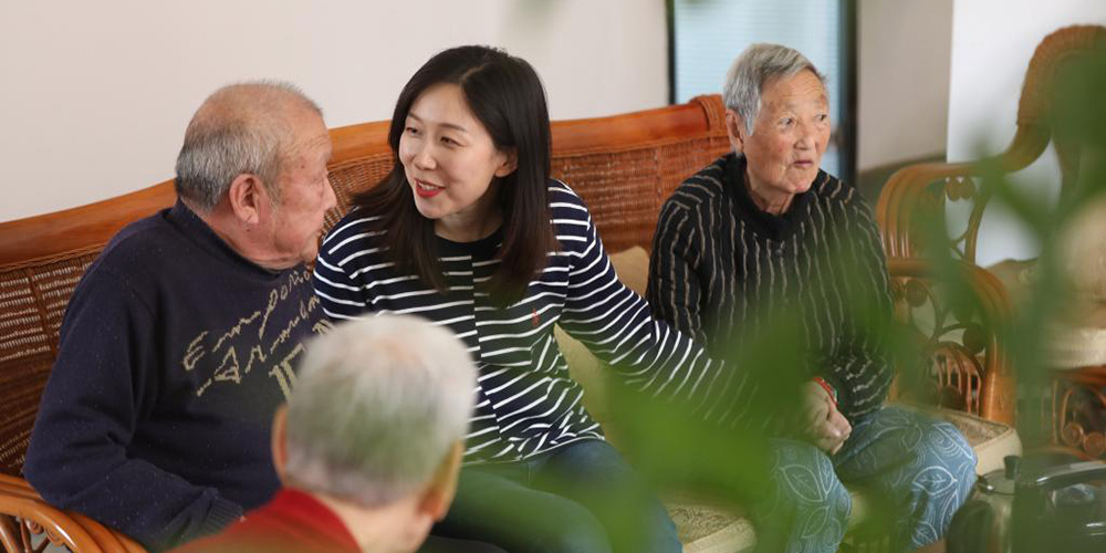 Chinesa deixa emprego em Wall Street para virar cuidadora de idosos