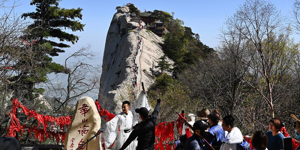 Turistas visitam o Monte Huashan em Shaanxi