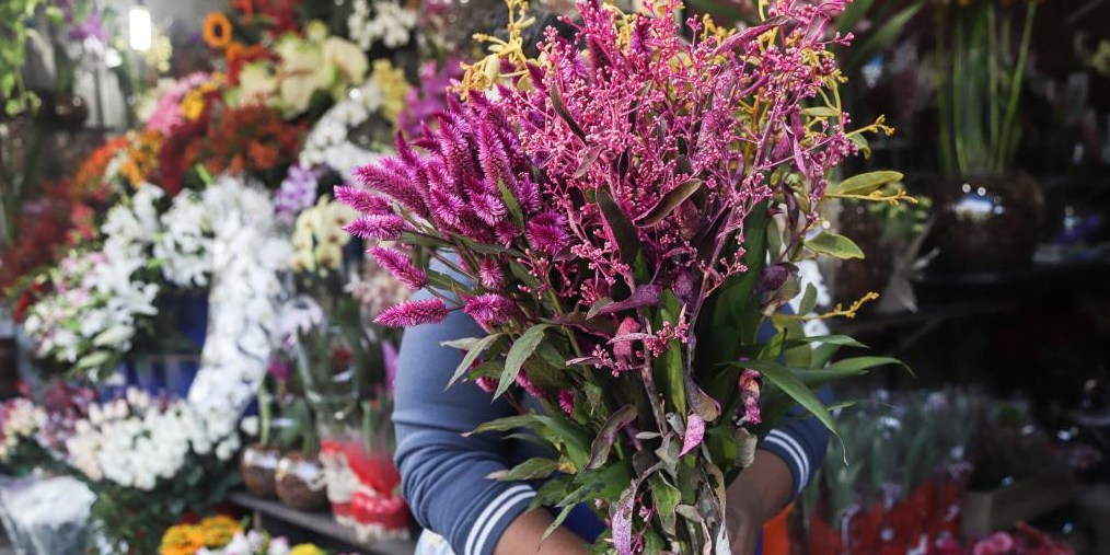 Pessoas compram flores no Dia das Mães em São Paulo