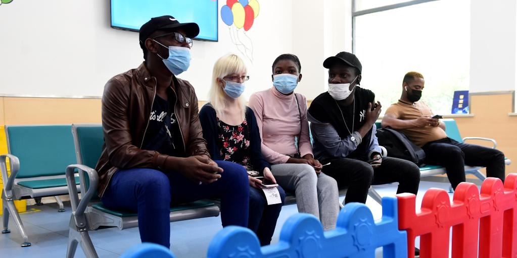 Estrangeiros recebem vacina contra COVID-19 em Hefei, província de Anhui