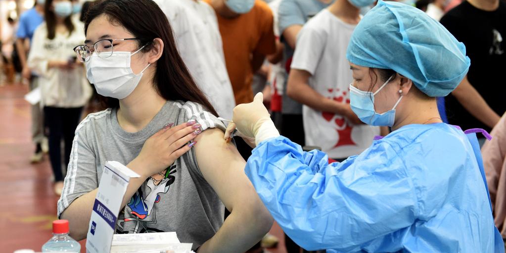 Estudantes da Universidade Agrícola de Anhui recebem vacina contra COVID-19