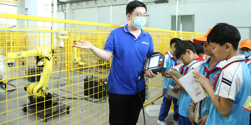 Alunos visitam Parque Industrial de Laser de Cangzhou para conhecer tecnologias de laser