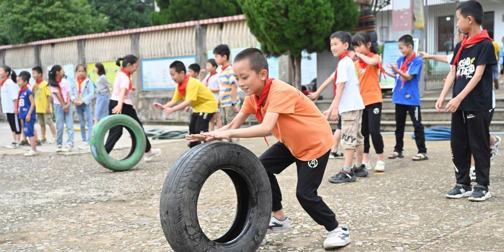 Escola primária em Fujian cria jogo de anéis de borracha com pneus usados