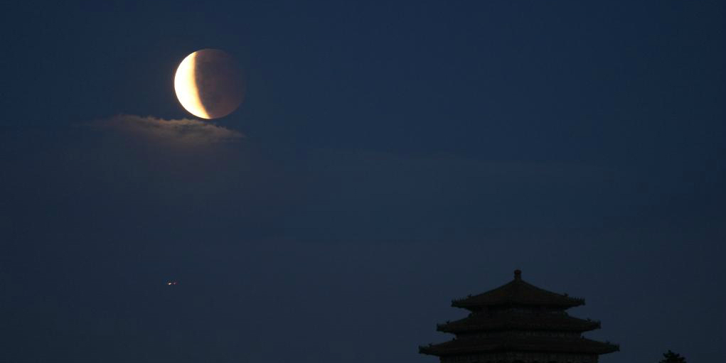 Superlua e eclipse são vistos no céu da China
