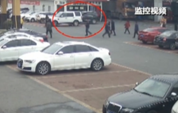 四川绵阳：替人挪车酿惨剧 视频还原惊险瞬间