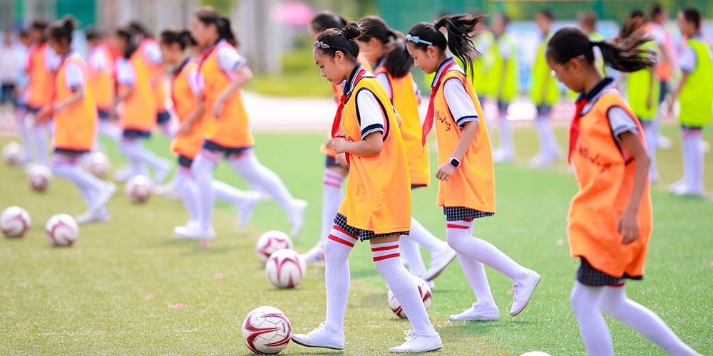 Acampamento de verão internacional de futebol de adolescentes inicia em Hohhot