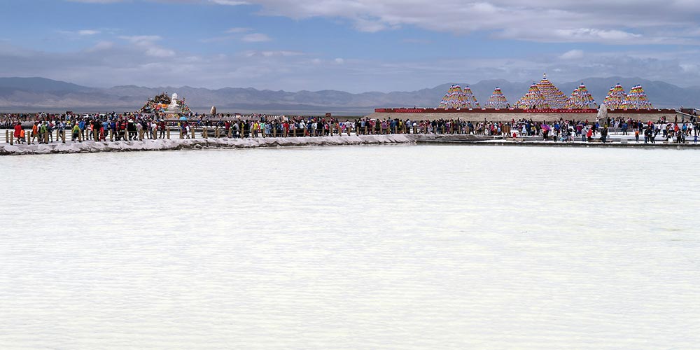 Lago salgado Caka em Qinghai atrai turistas no verão