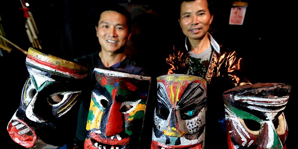 Renomado artesão produz máscaras do deus "Manghao" no sudoeste da China