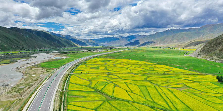 Paisagem ao longo da rodovia ligando Lhasa e Nyingchi do Tibet, sudoeste da China