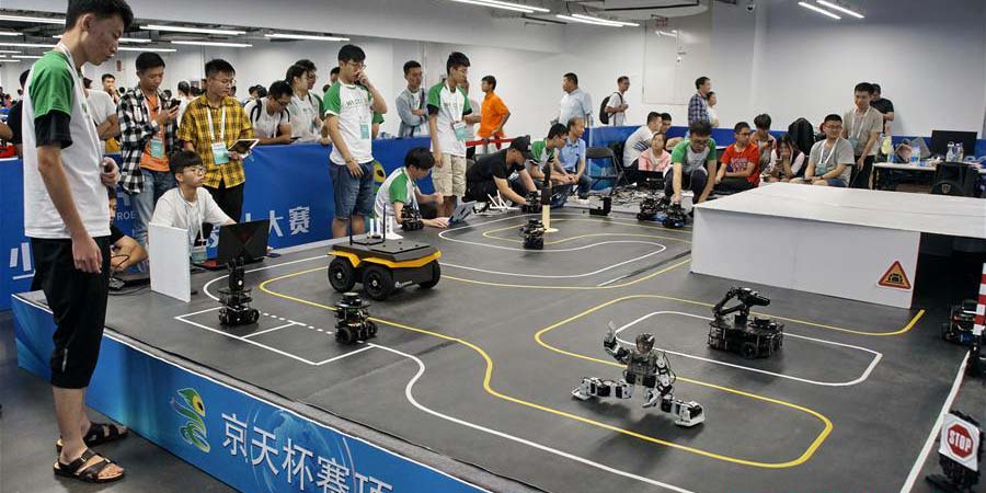 Concorrentes competem na Conferência Mundial de Robótica em Beijing