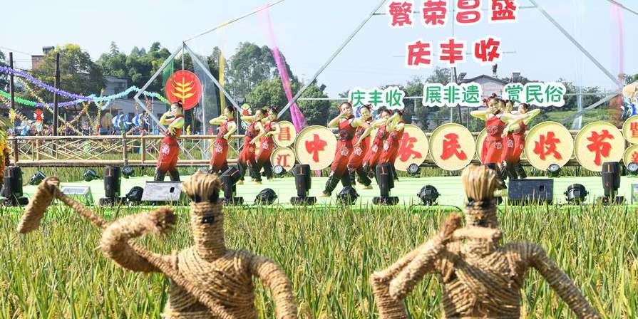 Pessoas celebram boa safra em Chongqing, sudoeste da China