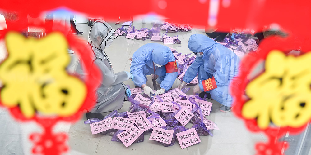 Voluntários em Wuhan entregam mantimentos a moradores necessitados em meio ao isolamento
