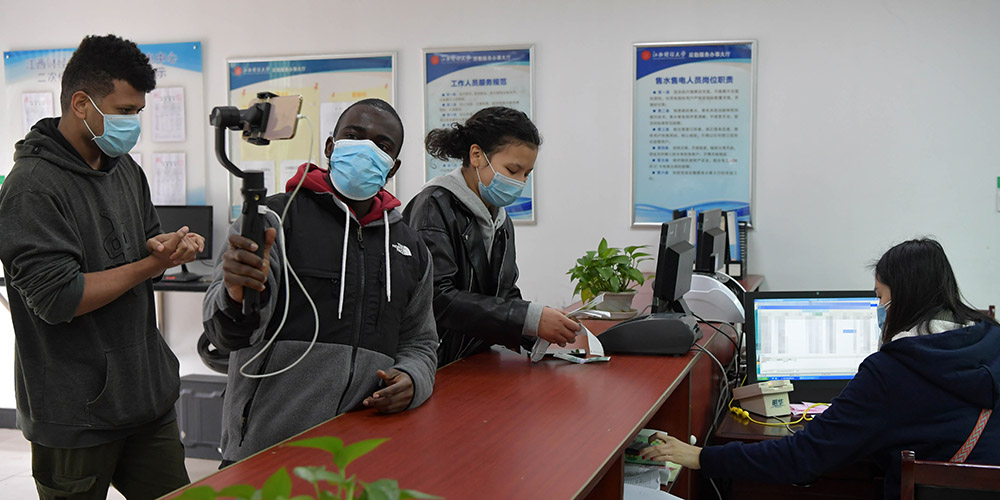 Fotos: Cotidiano de estudante nigeriano na China em meio a surto epidêmico