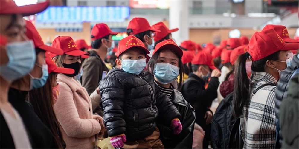 Trabalhadores da província de Yunnan retornam ao trabalho em trem especial com destino a Guangdong
