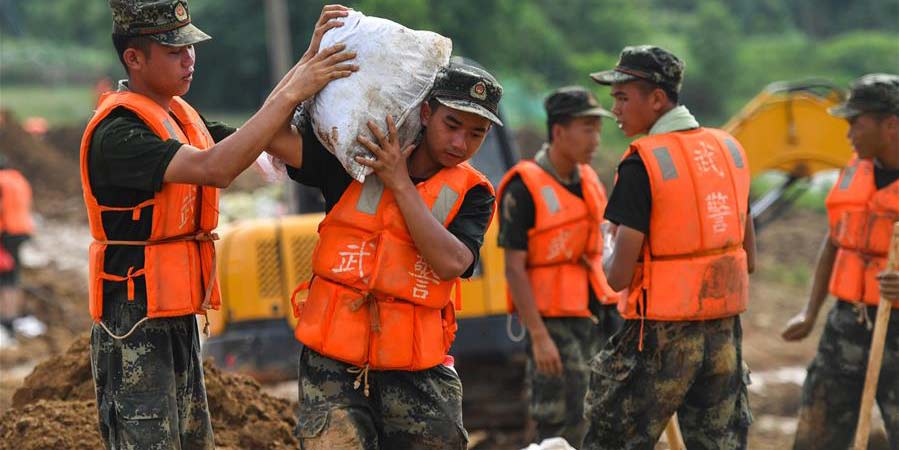 Tropas da polícia armada participam de operações de resgate em áreas inundadas de Jiangxi