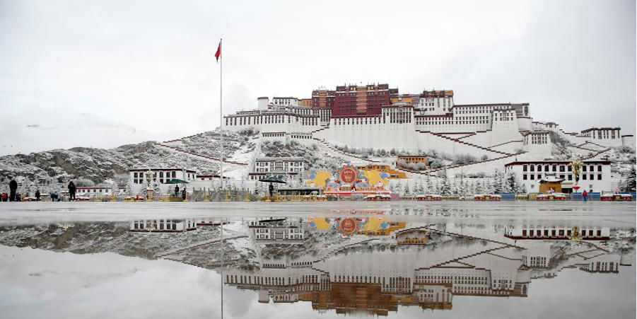Paisagem de neve nas proximidades do Palácio de Potala em Lhasa