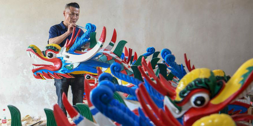 Artesãos se preparam para o próximo Festival do Barco-Dragão